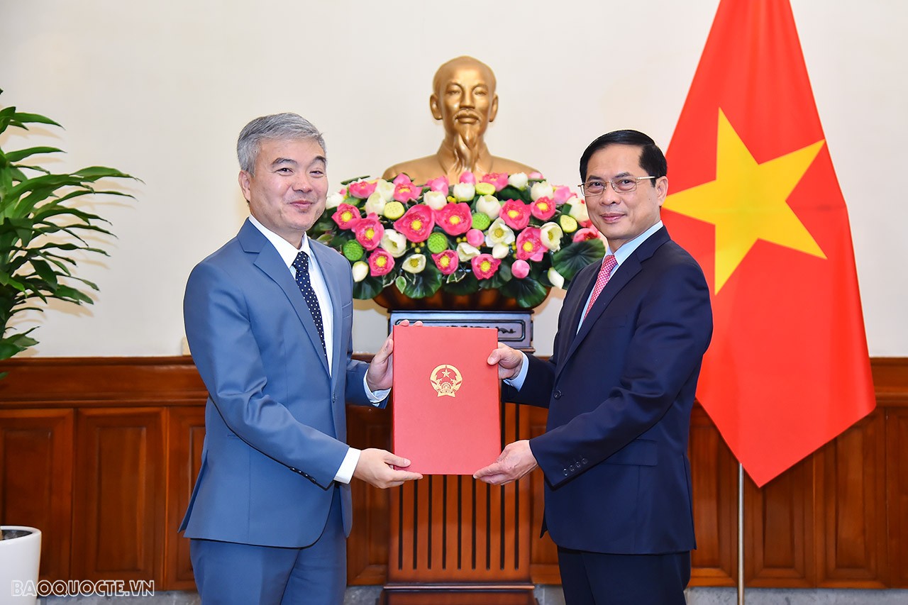 Ủy viên Trung ương Đảng, Bộ trưởng Ngoại giao Bùi Thanh Sơn đã trao quyết định chuyển đổi chức vụ lãnh đạo, quản lý khi thực hiện hợp nhất Cục Cơ yếu và Trung tâm Thông tin thành Cục Cơ yếu-Công nghệ Thông tin. Trong ảnh: Bộ trưởng Ngoại giao Bùi Thanh Sơn trao quyết định cho ông Nguyễn Thanh Tùng, Cục trưởng Cục Cơ yếu là Cục trưởng Cục Cơ yếu-Công nghệ thông tin.