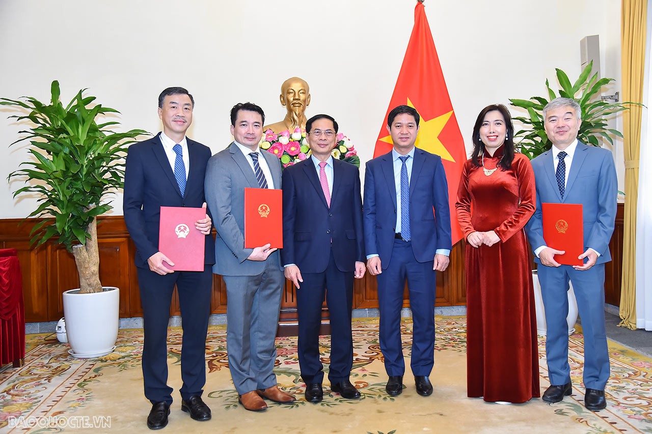 Tham dự buổi lễ trao quyết định có Thứ trưởng Ngoại giao Lê Thị Thu Hằng; Phó Trưởng Ban Cơ yếu Chính phủ Nguyễn Hữu Hùng; lãnh đạo một số đơn vị có liên quan của Bộ Ngoại giao và của Ban Cơ yếu Chính phủ.