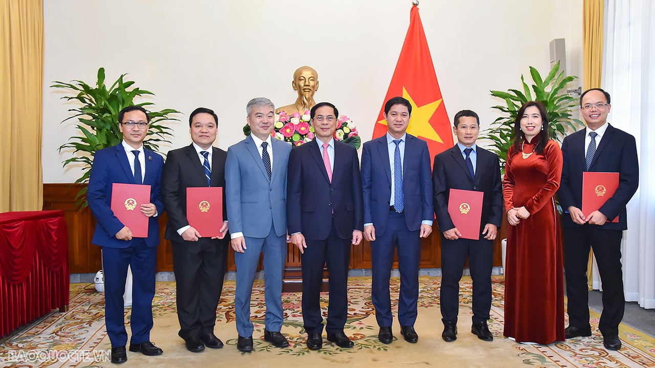 Bộ trưởng Bùi Thanh Sơn và các vị lãnh đạo chụp ảnh lưu niệm với tập thể lãnh đạo Cục Cơ yếu-Công nghệ Thông tin, Bộ Ngoại giao.