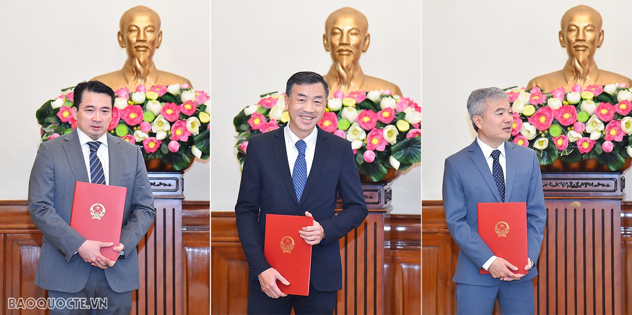 Thay mặt cho các cán bộ nhận quyết định, các ông Phạm Hải Anh, Dương Hoài Nam và Nguyễn Thanh Tùng bày tỏ vinh dự khi được Bộ trưởng và tập thể Lãnh đạo Bộ tin tưởng giao nhiệm vụ mới; khẳng định sẽ cố gắng hết sức mình để hoàn thành tốt công việc được giao, xứng đáng với sự tin cậy của Lãnh đạo Bộ.