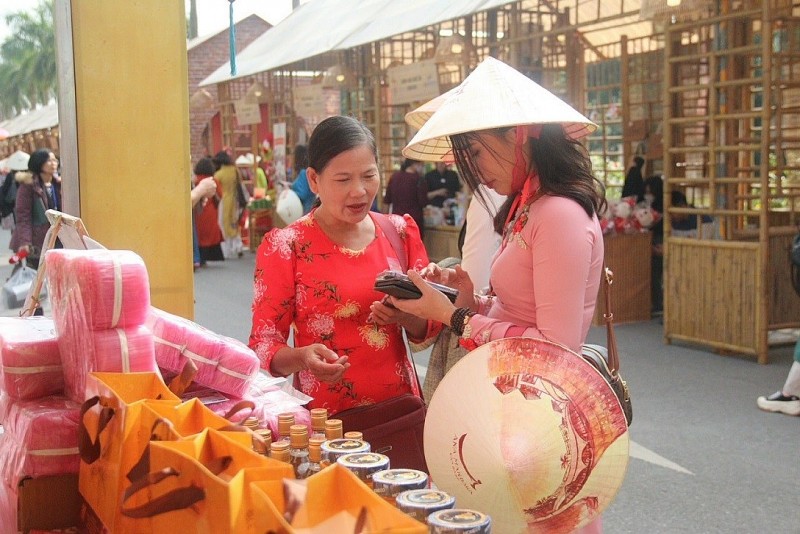 Hàng trăm kiều bào dự Hội chợ Happy Tết 2023 và đường hoa Home Hanoi Xuan 2023