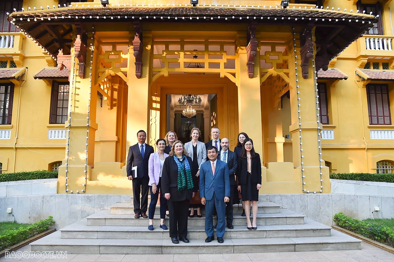 Chiều ngày 13/1, tại trụ sở Bộ, Thứ trưởng Thường trực Bộ Ngoại giao Nguyễn Minh Vũ đã tiếp Tiến sĩ Kari Johnstone, Quyền Giám đốc Văn phòng theo dõi và chống mua bán người (J/TIP) của Bộ Ngoại giao Hoa Kỳ.  (Ảnh: Anh Sơn)