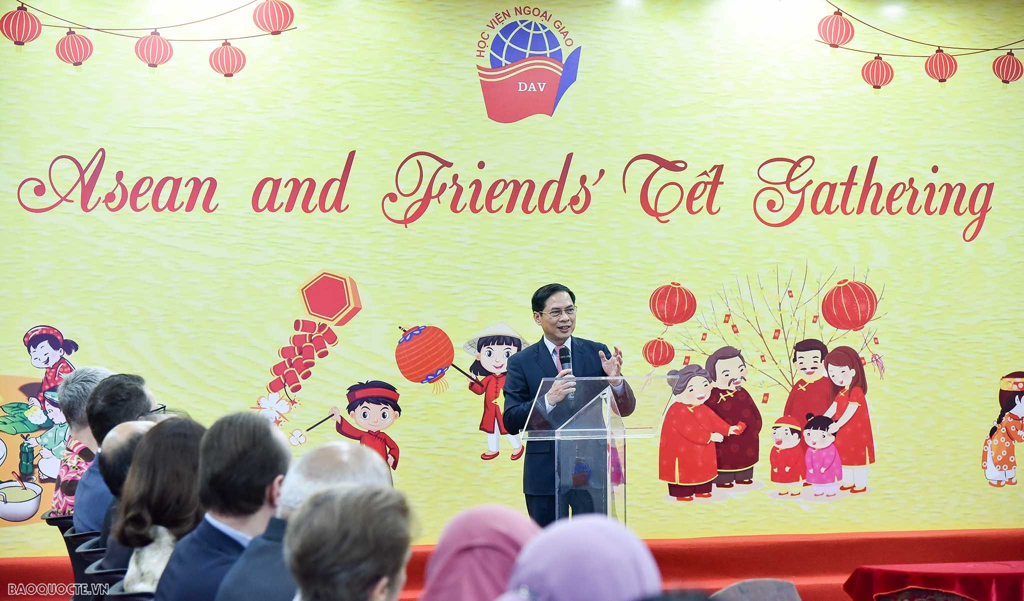 Bạn bè quốc tế xem nặn tò he, thư pháp, vẽ tranh Đông Hồ của người Việt