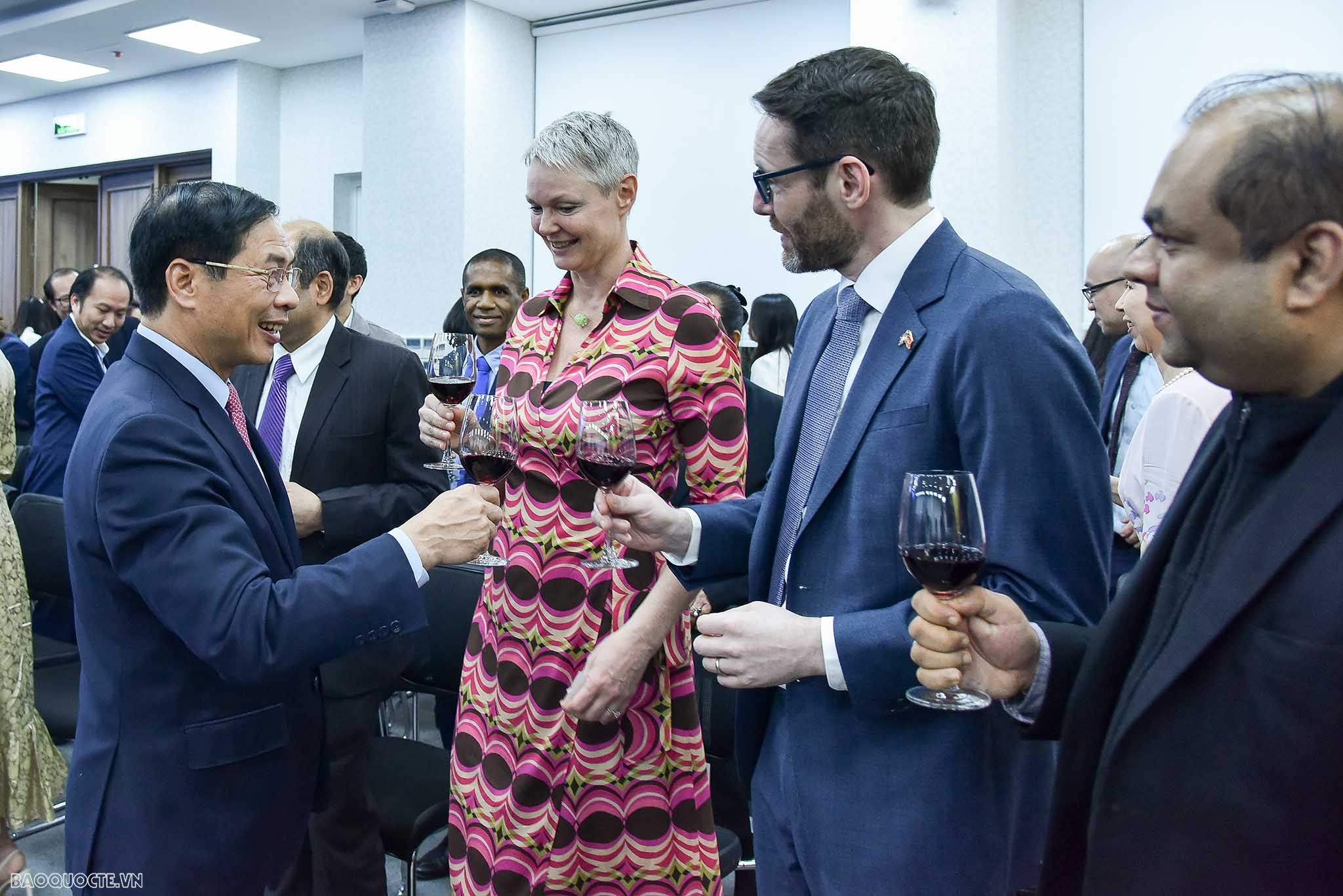 Bạn bè quốc tế xem nặn tò he, thư pháp, vẽ tranh Đông Hồ của người Việt