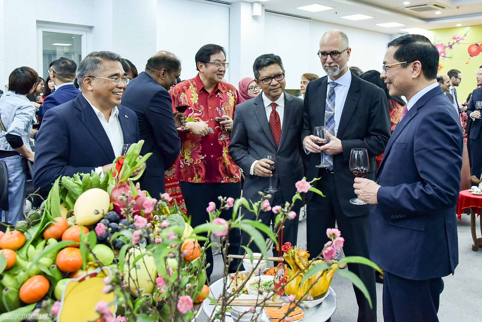 Bạn bè quốc tế xem nặn tò he, thư pháp, vẽ tranh Đông Hồ của người Việt