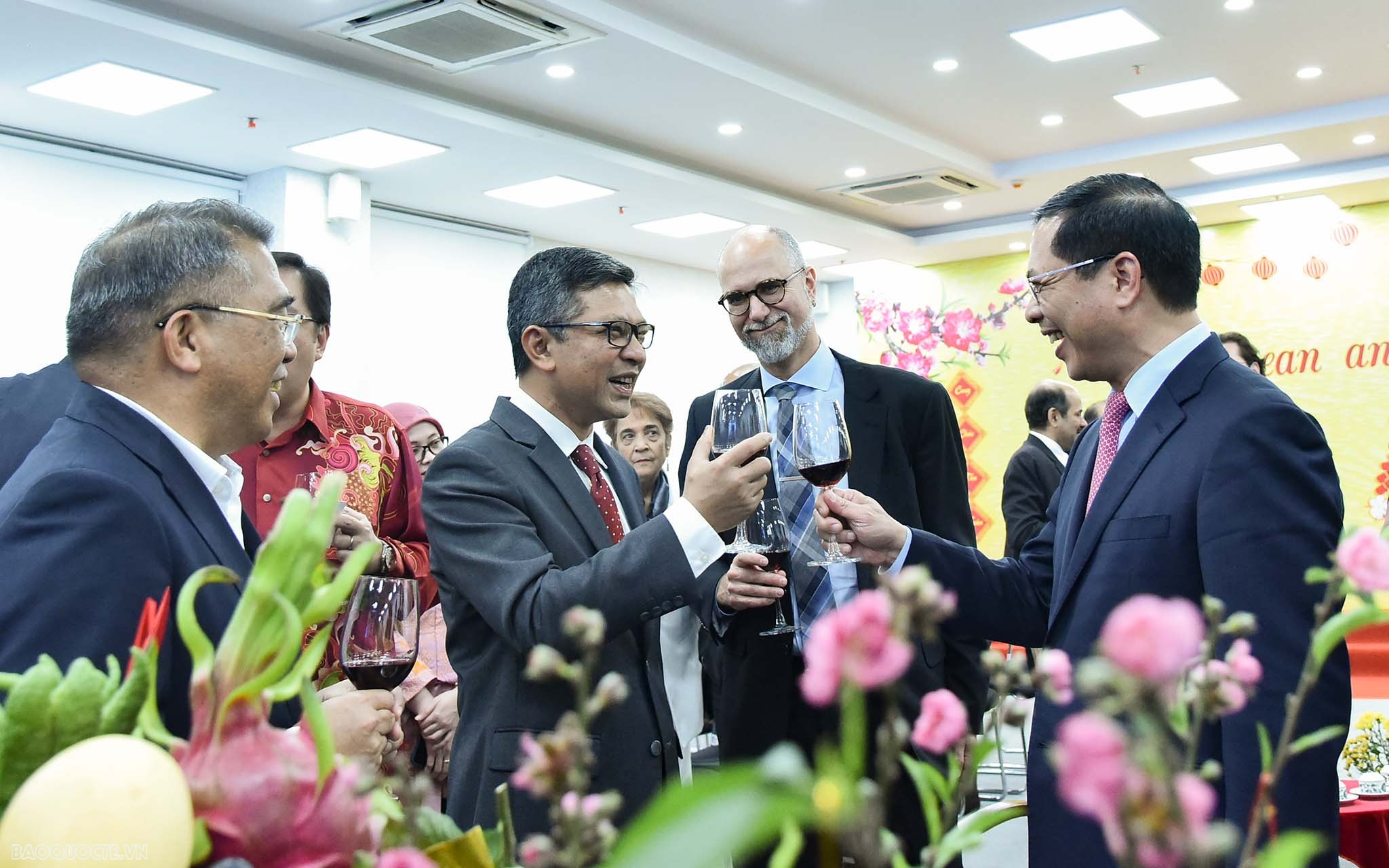 Bạn bè quốc tế xem nặn tò he, thư pháp, vẽ tranh Đông Hồ của người Việt