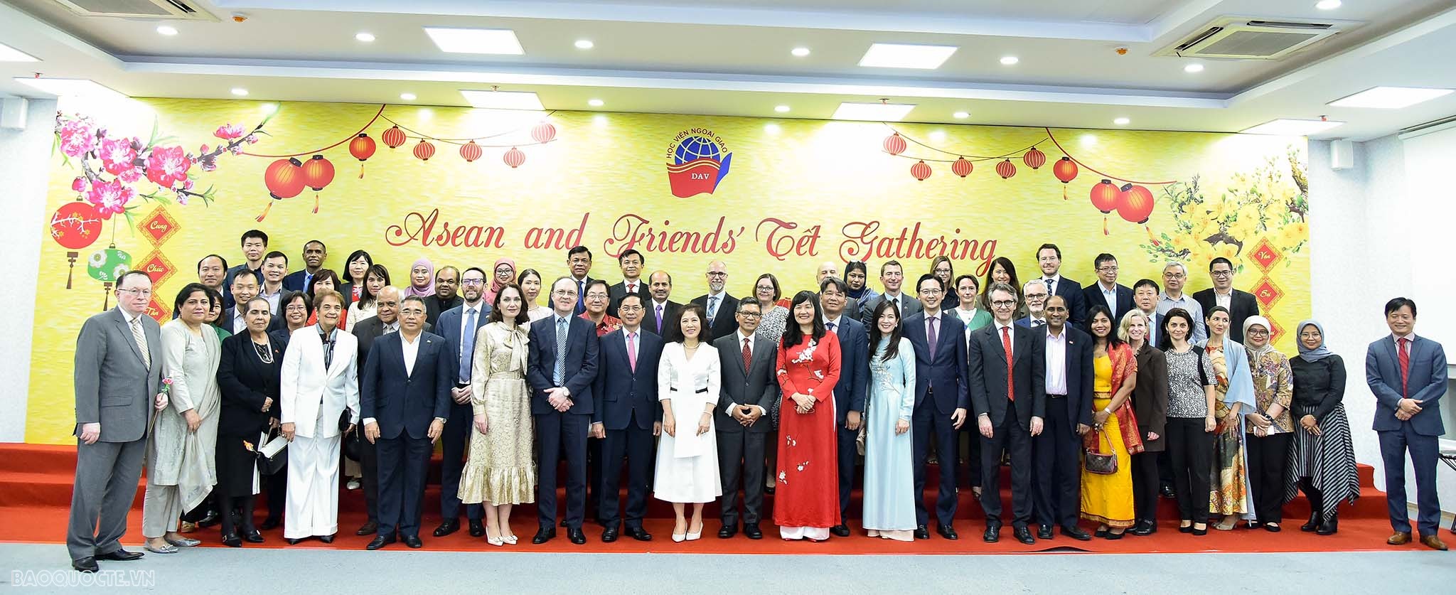 Bạn bè quốc tế xem nặn tò he, thư pháp, vẽ tranh Đông Hồ của người Việt