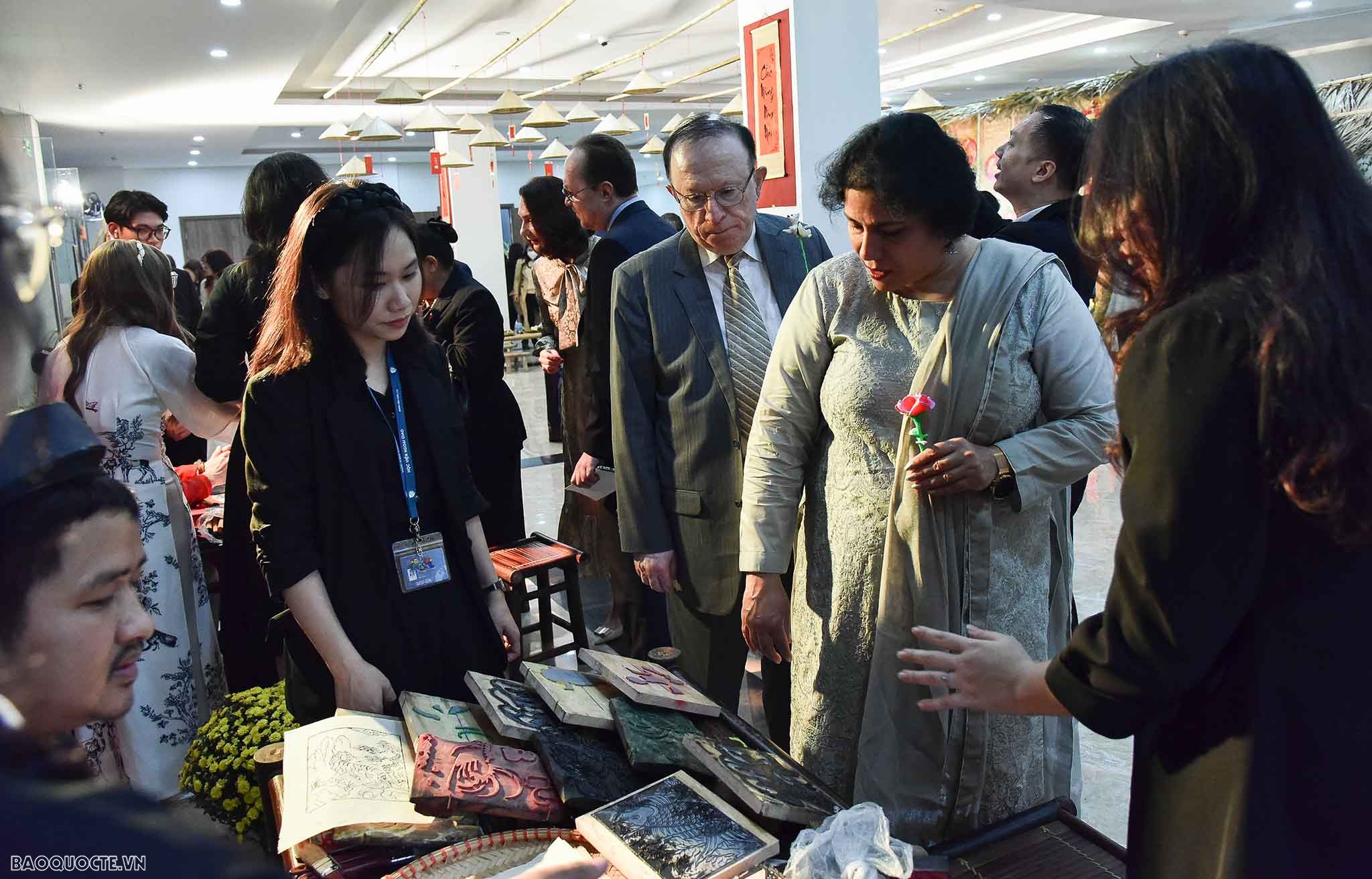 Bạn bè quốc tế xem nặn tò he, thư pháp, vẽ tranh Đông Hồ của người Việt