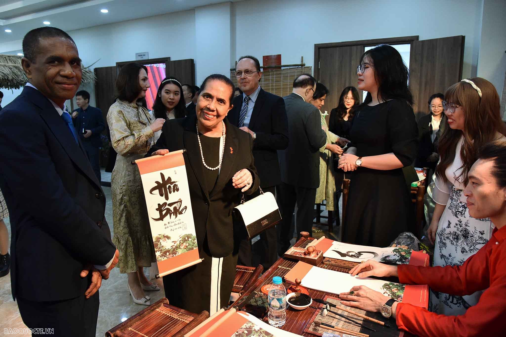 Bạn bè quốc tế xem nặn tò he, thư pháp, vẽ tranh Đông Hồ của người Việt