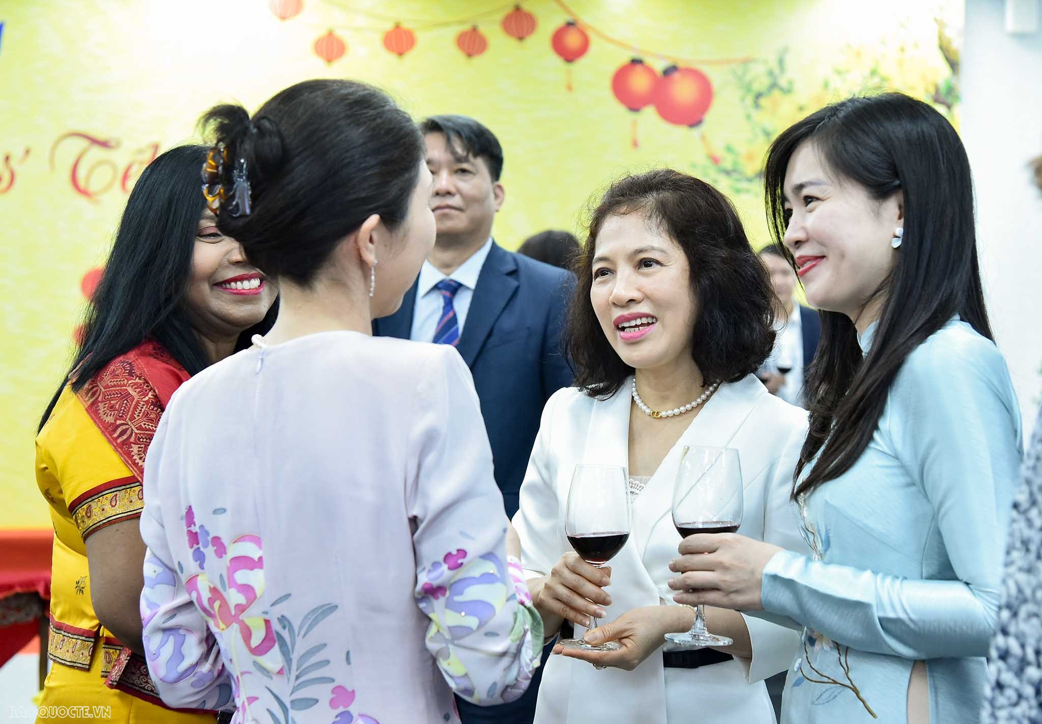 Bạn bè quốc tế xem nặn tò he, thư pháp, vẽ tranh Đông Hồ của người Việt