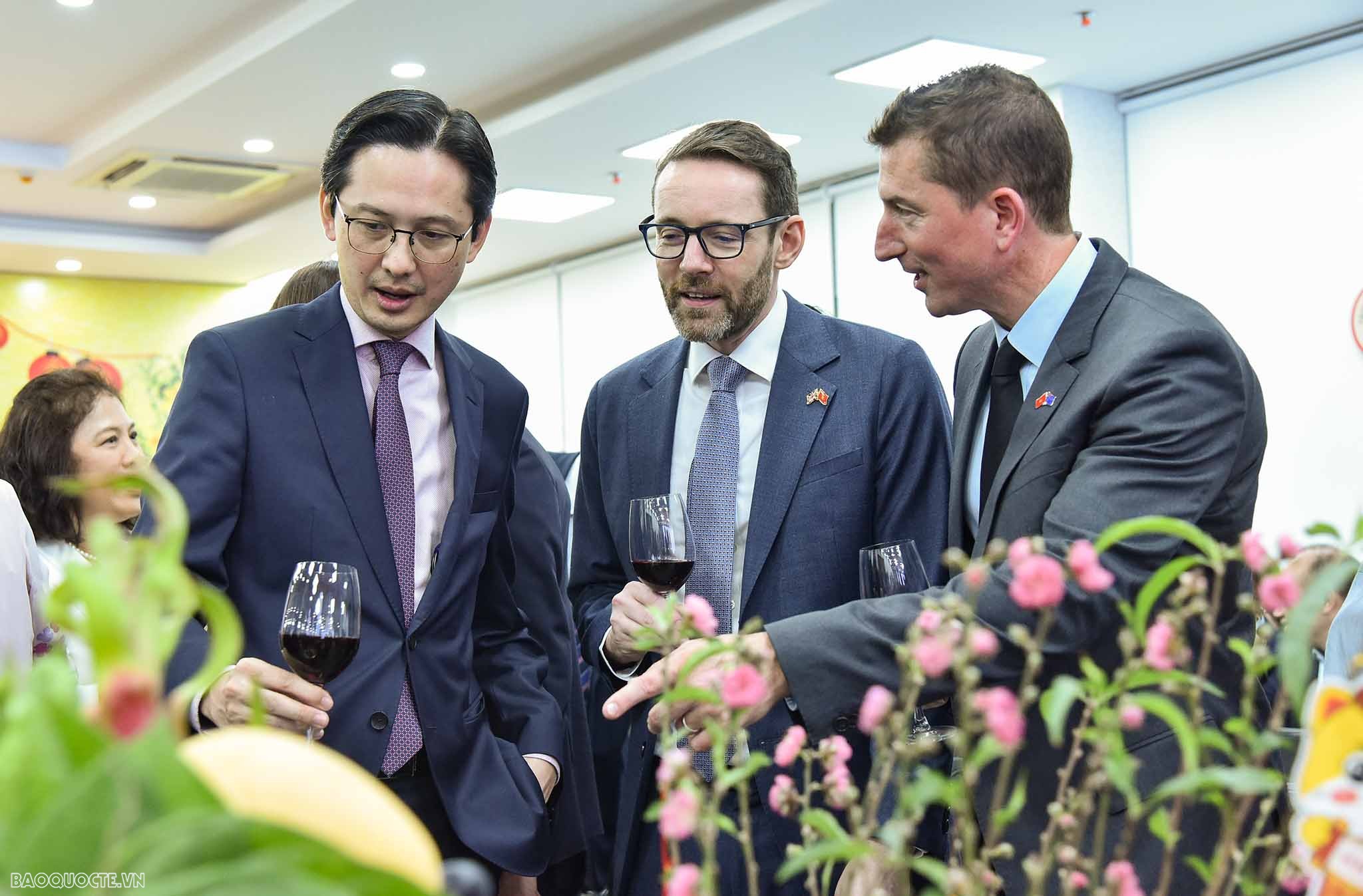 Bạn bè quốc tế xem nặn tò he, thư pháp, vẽ tranh Đông Hồ của người Việt