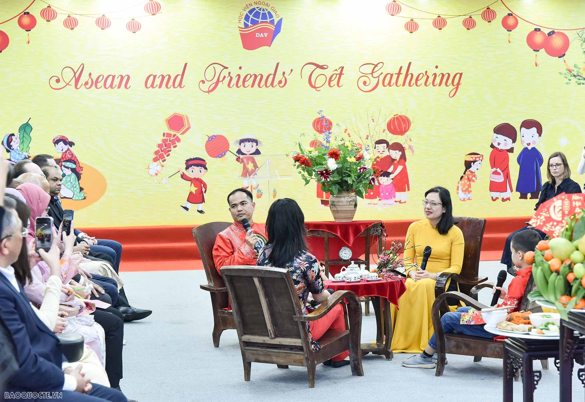 Bạn bè quốc tế xem nặn tò he, thư pháp, vẽ tranh Đông Hồ của người Việt