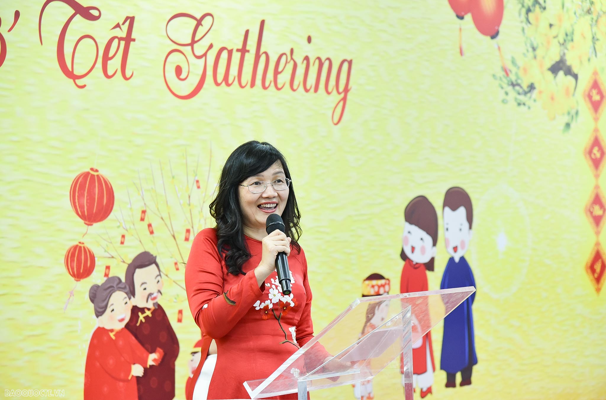 Bạn bè quốc tế xem nặn tò he, thư pháp, vẽ tranh Đông Hồ của người Việt