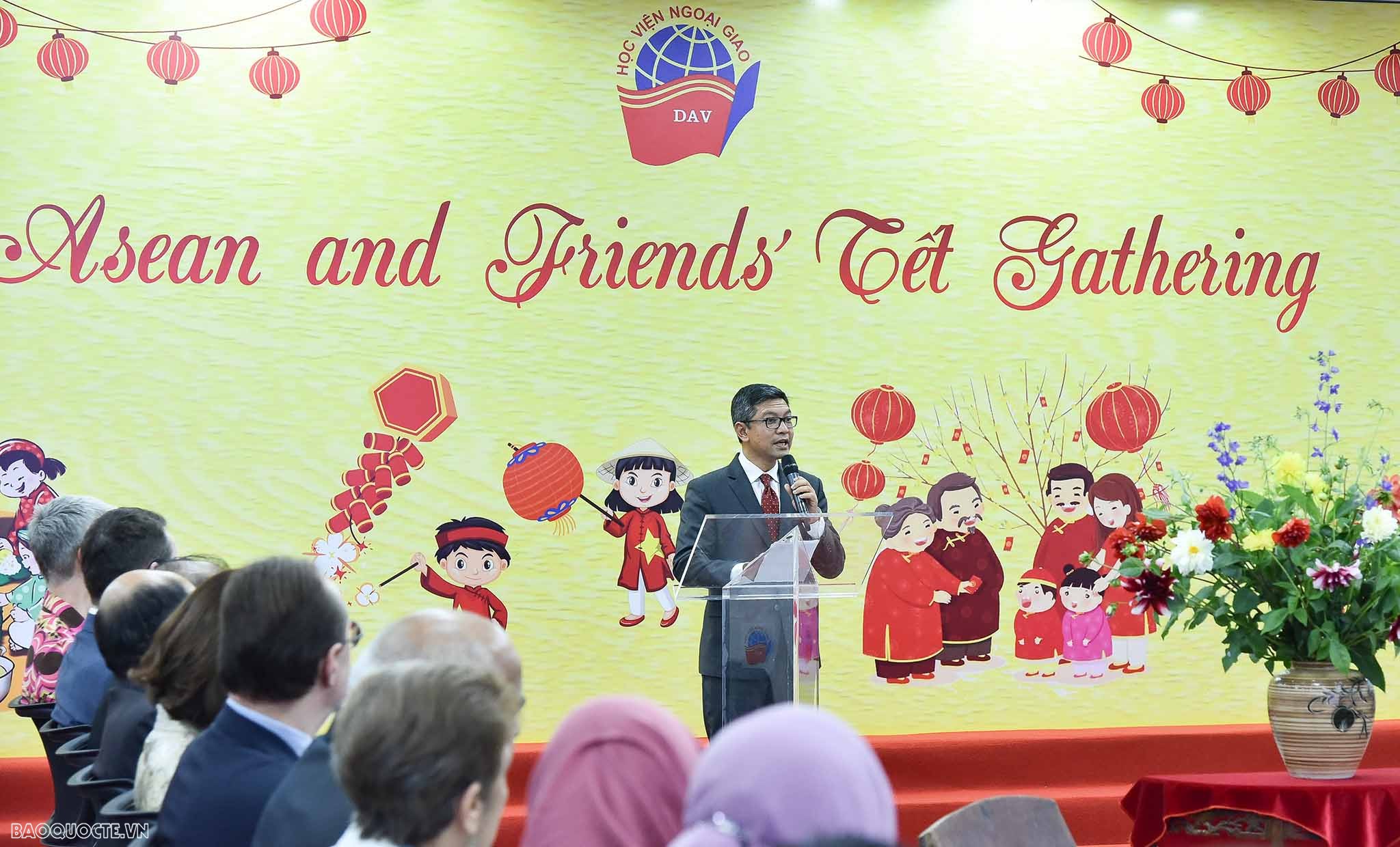 Bạn bè quốc tế xem nặn tò he, thư pháp, vẽ tranh Đông Hồ của người Việt