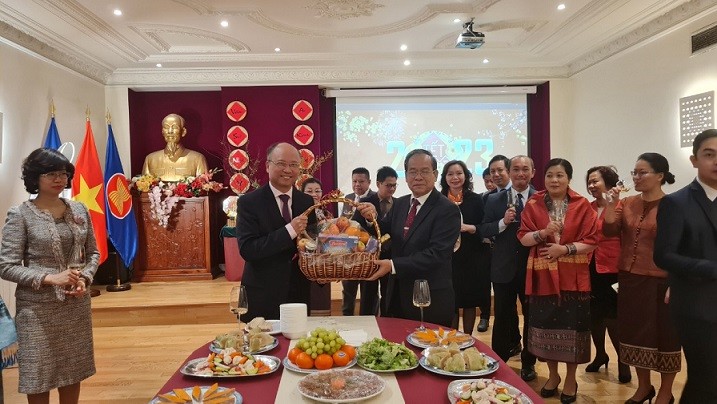 Đại sứ quán Lào tại Pháp chúc mừng Tết Nguyên đán Việt Nam