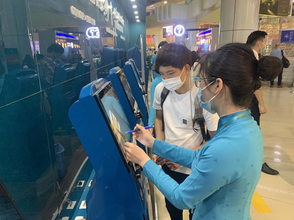 Du khách làm thủ tục tại sân bay quốc tế Nội Bài. Ảnh: Phạm Hùng