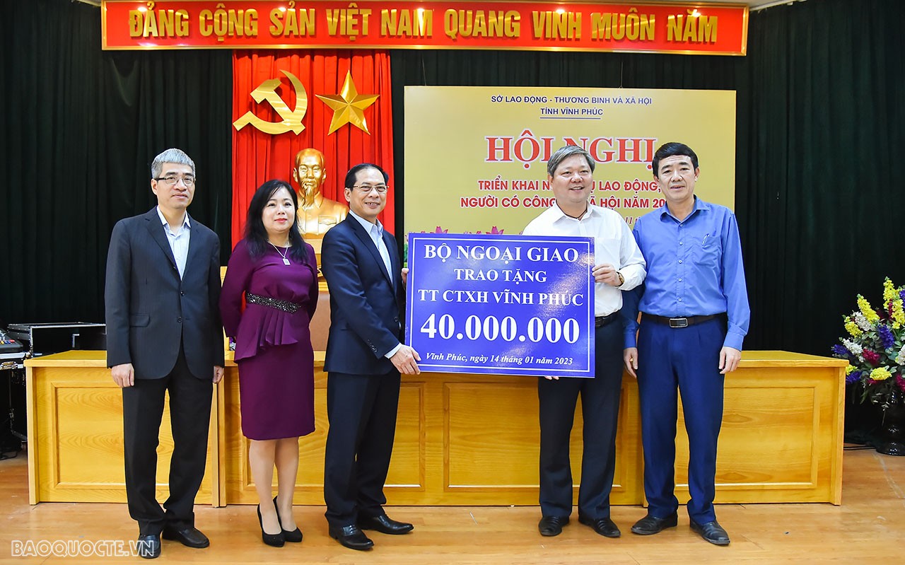 Bộ trưởng Ngoại giao Bùi Thanh Sơn thăm, tặng quà Tết người lao động, gia đình chính sách tại Vĩnh Phúc