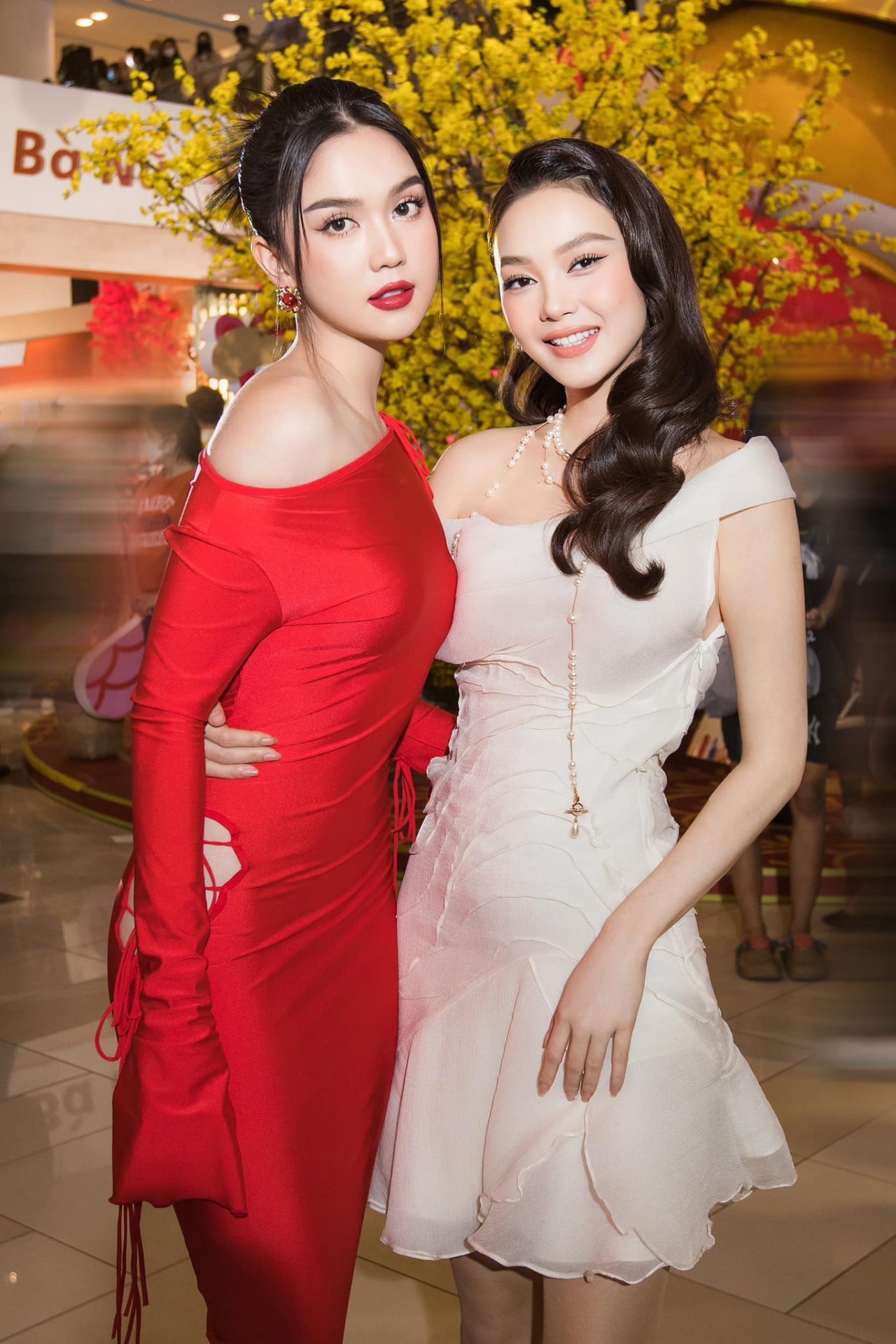 Minh Hằng, Ngọc Trinh sexy