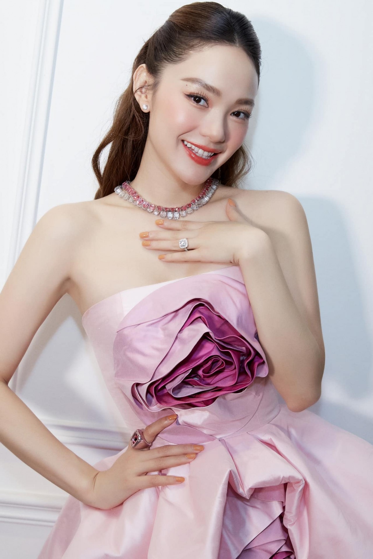 Minh Hằng, Ngọc Trinh sexy