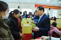 Bộ trưởng Ngoại giao Bùi Thanh Sơn thăm, tặng quà Tết người lao động, gia đình chính sách tại Vĩnh Phúc