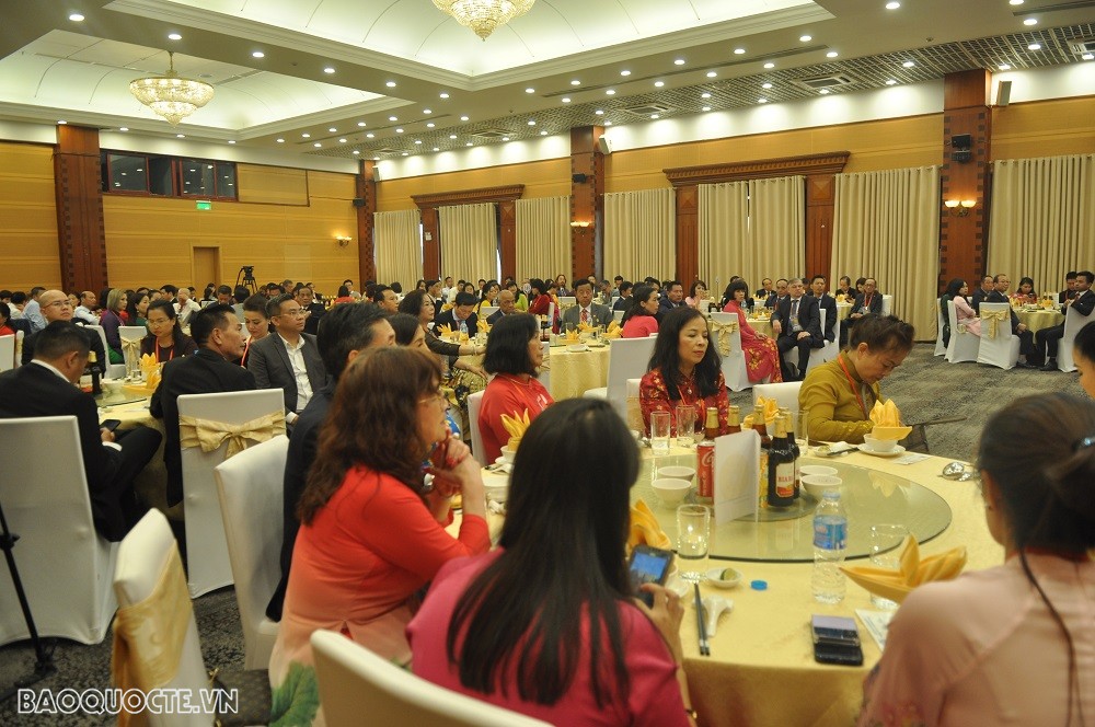 (01.14) Các đại diện tiêu biểu cho cộng đồng người Việt Nam ở nước ngoài về dự Xuân Quê hương lắng nghe những chia sẻ tại buổi lễ. (Ảnh: Minh Quân) (01.14) Các đại diện tiêu biểu cho cộng đồng người Việt Nam ở nước ngoài về dự Xuân Quê hương lắng nghe những chia sẻ tại buổi lễ. (Ảnh: Minh Quân)