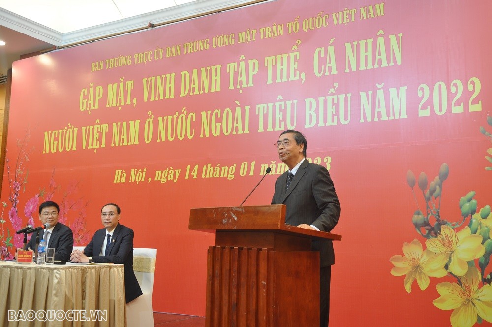 (01.14) Nguyên Thứ trưởng Ngoại giao, Chủ tịch Hội Liên lạc với người Việt Nam ở nước ngoài Nguyễn Phú Bình chia sẻ về một số đóng góp, ý kiến của bà con người Việt Nam ở nước ngoài. (Ảnh: Minh Quân) (01.14) Nguyên Thứ trưởng Ngoại giao, Chủ tịch Hội Liên lạc với người Việt Nam ở nước ngoài Nguyễn Phú Bình chia sẻ về một số đóng góp, ý kiến của bà con người Việt Nam ở nước ngoài. (Ảnh: Minh Quân)