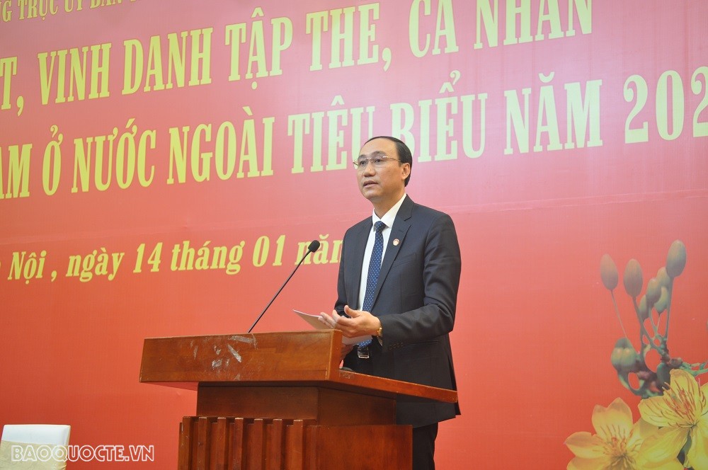 (01.14) Phó Chủ tịch Ủy ban Trung ương Mặt trận Tổ quốc Việt Nam Phùng Khánh Tài bày tỏ sự xúc động trước những chia sẻ, đóng góp, tình cảm của bà con người Việt Nam ở nước ngoài. (Ảnh: Minh Quân) (01.14) Phó Chủ tịch Ủy ban Trung ương Mặt trận Tổ quốc Việt Nam Phùng Khánh Tài bày tỏ sự xúc động trước những chia sẻ, đóng góp, tình cảm của bà con người Việt Nam ở nước ngoài. (Ảnh: Minh Quân)