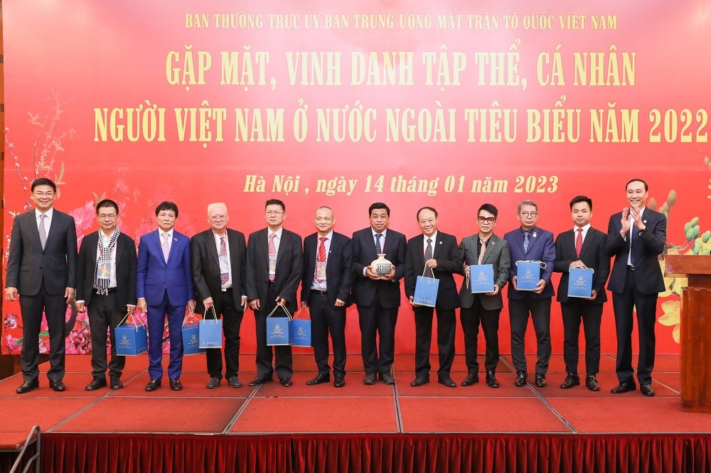 (01.14) Phó Chủ tịch Ủy ban Trung ương Mặt trận Tổ quốc Việt Nam Phùng Khánh Tài trao tặng bằng khen cho các tập thể, cá nhân người Viet Nam ở nước ngoài tiêu biểu năm 2022. (Nguồn: Đại Đoàn Kết) (01.14) Phó Chủ tịch Ủy ban Trung ương Mặt trận Tổ quốc Việt Nam Phùng Khánh Tài trao tặng bằng khen cho các tập thể, cá nhân người Viet Nam ở nước ngoài tiêu biểu năm 2022. (Nguồn: Đại Đoàn Kết)