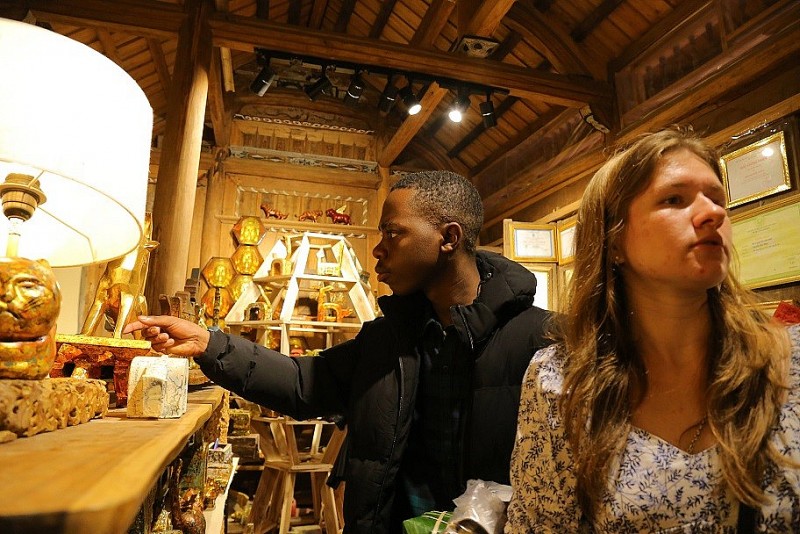 Khách quốc tế trải nghiệm Tết Việt Nam tại làng cổ Đường Lâm