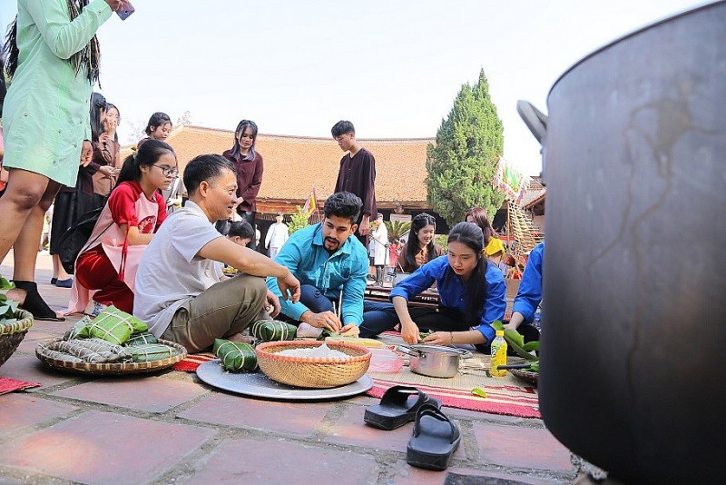 Khách quốc tế trải nghiệm Tết Việt Nam tại làng cổ Đường Lâm