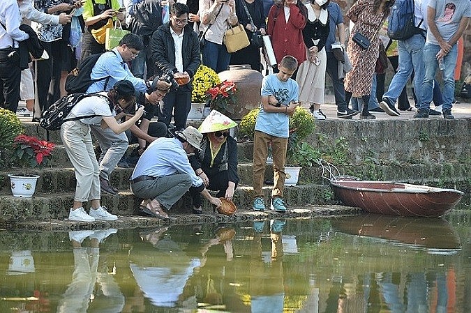 Khách quốc tế trải nghiệm Tết Việt Nam tại làng cổ Đường Lâm