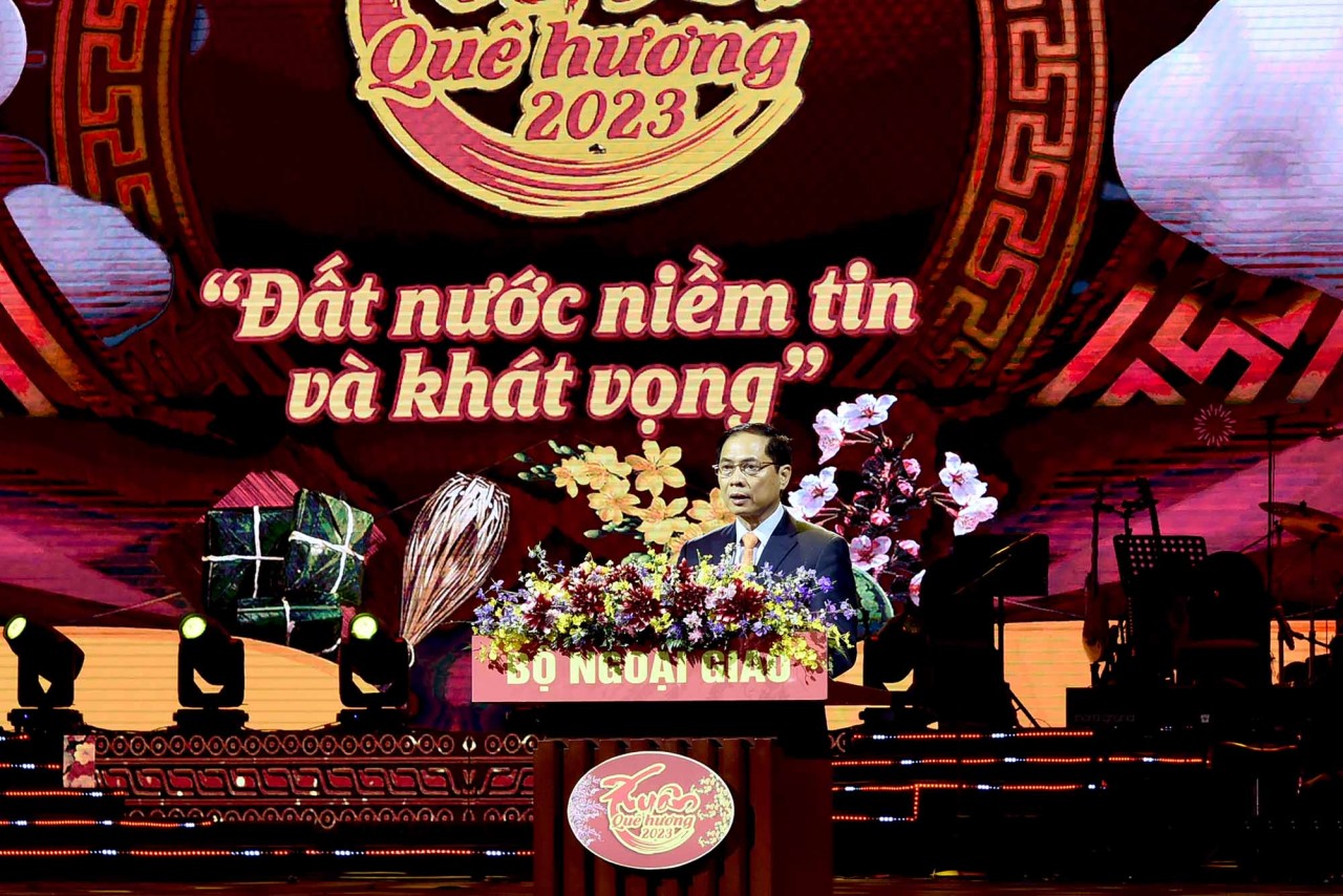 Bộ trưởng Ngoại giao Bùi Thanh Sơn phát biểu khai mạc chương trình giao lưu nghệ thuật “Xuân Quê hương 2023”. (Ảnh: Quang Hòa)