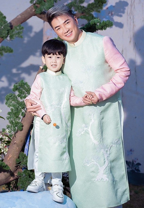 Mr Đàm cùng 'Hot Kid' của năm 2022 - bé Poly Huỳnh, mới thực hiện bộ ảnh mừng Tết Quý Mão. Con trai Đàm Vĩnh Hưng được nhiều người yêu thích vì có ngoại hình đáng yêu, như bản sao nhí của bố.