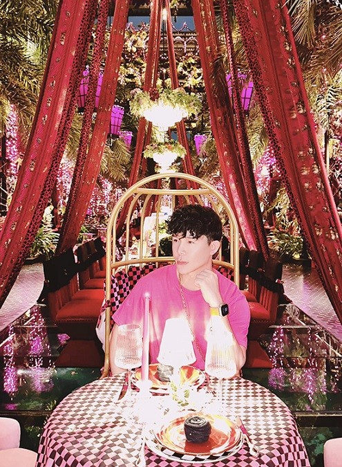 Nathan Lee ăn tối ở một nhà hàng sang chảnh tại Sài Gòn.