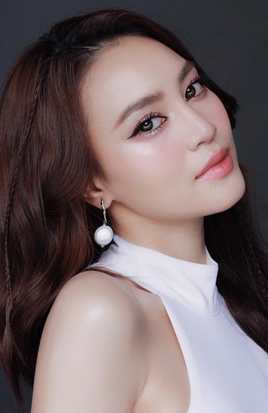 Ninh Dương Lan Ngọc vui khi bạn bè, khán giả nhận xét cô vẫn rất xinh đẹp, quyến rũ ở tuổi ngoài 30.