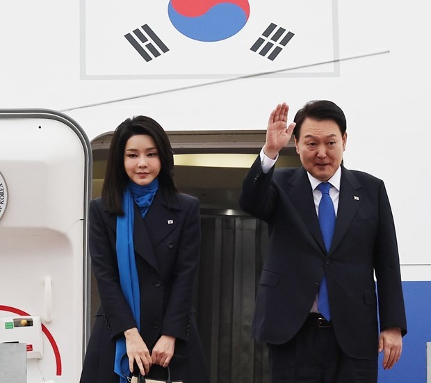 Tổng thống Hàn Quốc Yoon Suk-yeol và phu nhân tại sân bay Seoul, ngày 14/1/2023, trước khi khởi hành tới UAE. (Ảnh: Yonhap)