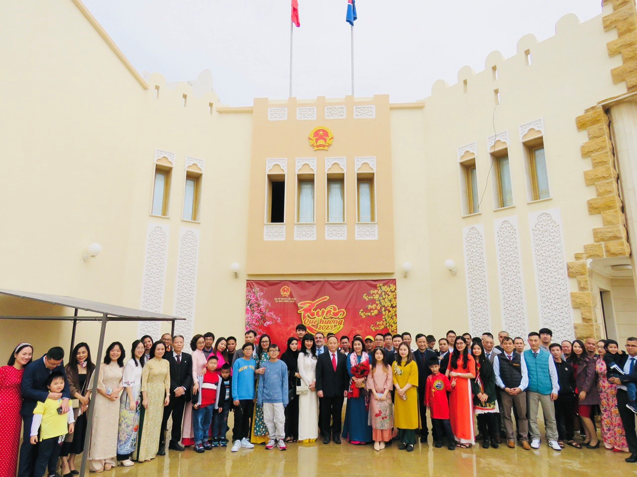 Đại sứ và phu nhân chụp ảnh kỷ niệm với Cộng đồng người Việt Nam tại Qatar. Đại sứ và phu nhân chụp ảnh kỷ niệm với Cộng đồng người Việt Nam tại Qatar.