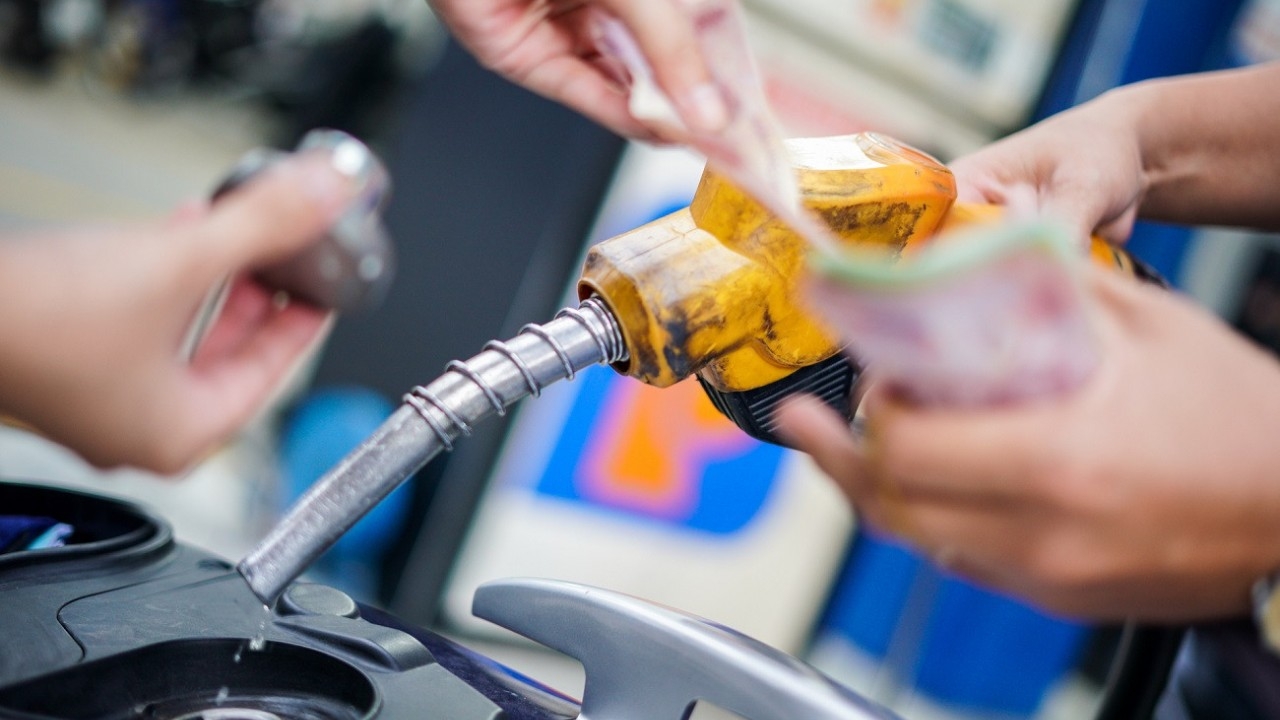 gia xang dau hom nay 234 my ban hanh lenh trung phat moi gia dau tang hon 1 usd