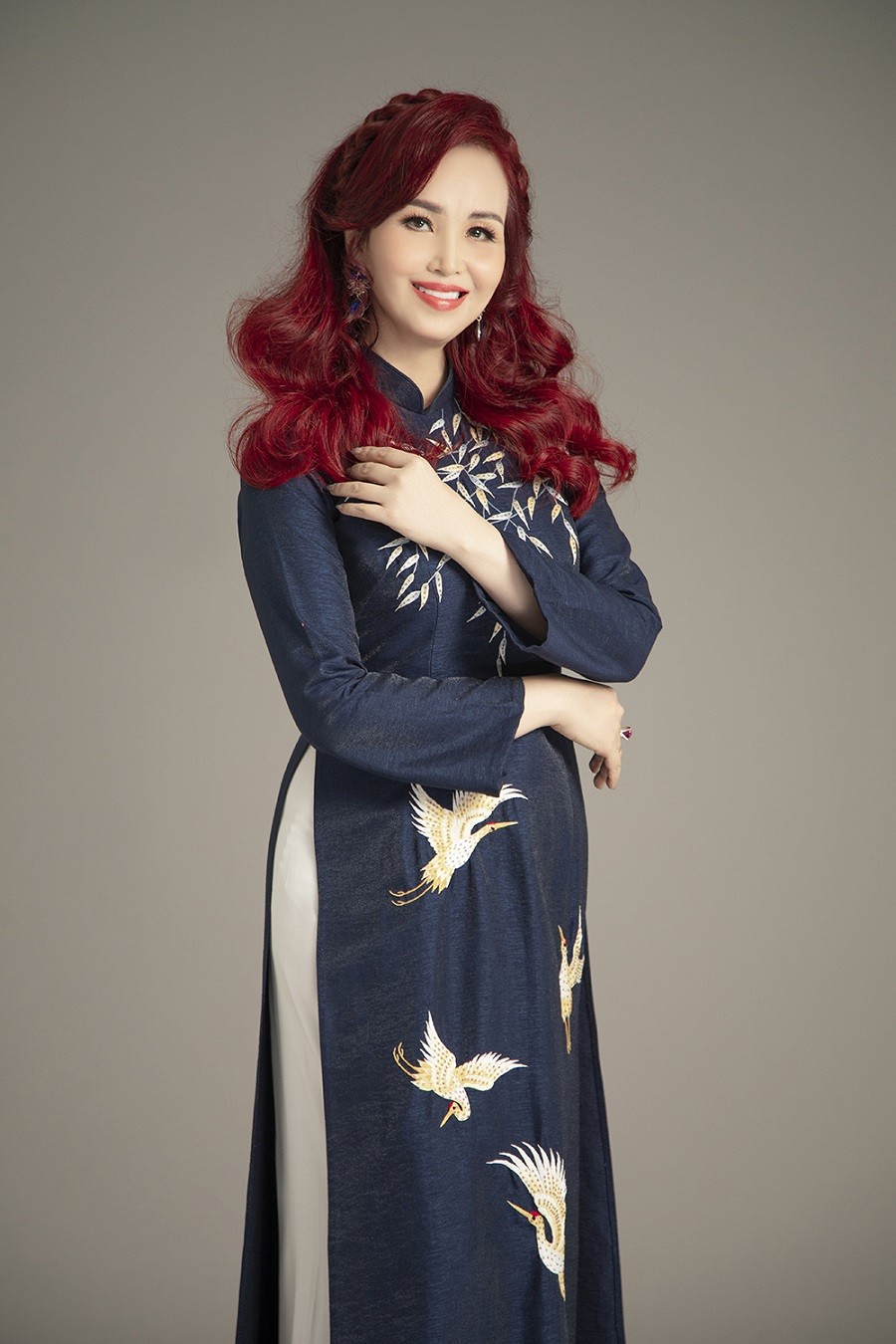 Gia đình Hoa hậu Diệu Hoa chọn áo dài Ngọc Hân trong bộ ảnh kỷ niệm năm 2023