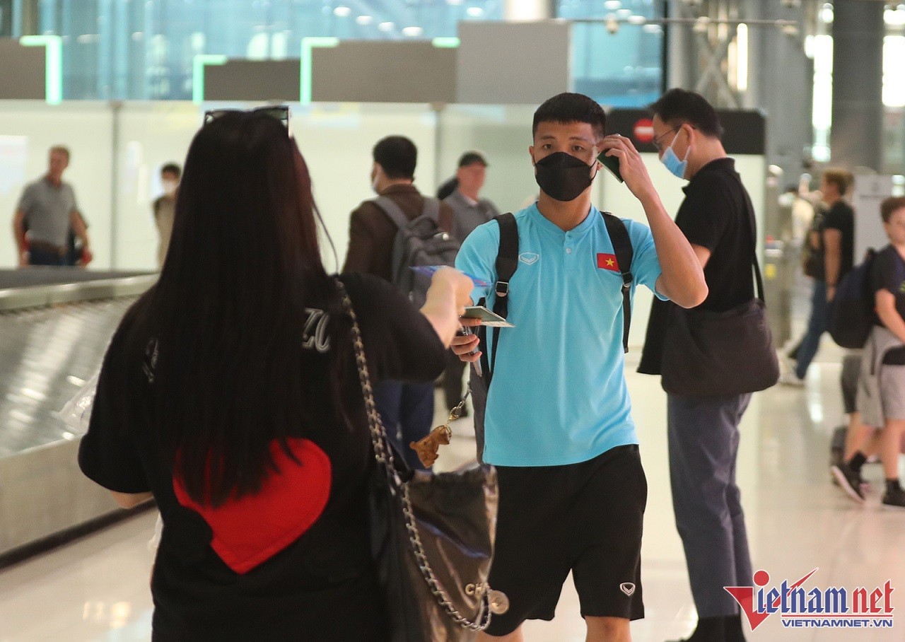 AFF Cup 2022: Bạn gái Doãn Hải My sang Thái Lan cỗ vũ Văn Hậu thi đấu