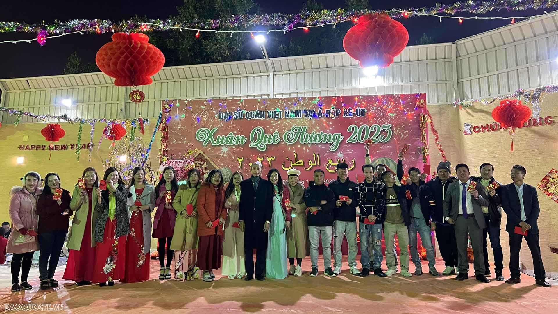 Đại sứ Đặng Xuân Dũng chụp ảnh cùng một số kiều bào.