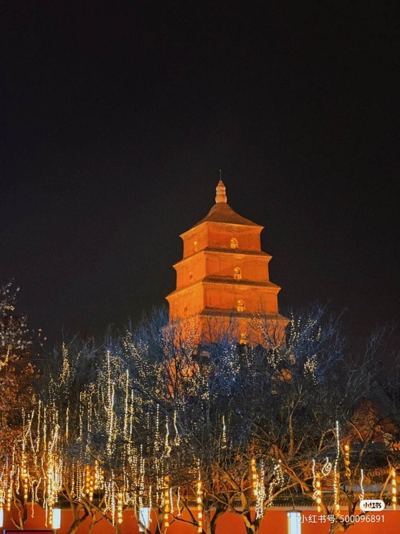 Giống nhiều quốc gia Đông Á, Tết Nguyên đán là ngày lễ lớn nhất trong năm của người dân Trung Quốc. Khắp các thành phố từ Bắc đến Nam đều được trang hoàng lộng lẫy, đón mừng năm mới. Đèn lồng là một trong những vật dụng trang trí không thể thiếu của người xưa nhưng năm nay, chúng được khoác lên diện mạo mới đầy sáng tạo.