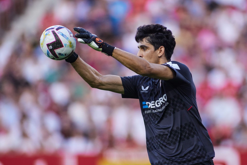 : Arsenal tính mua Raphinha; Tottenham mua thủ môn;