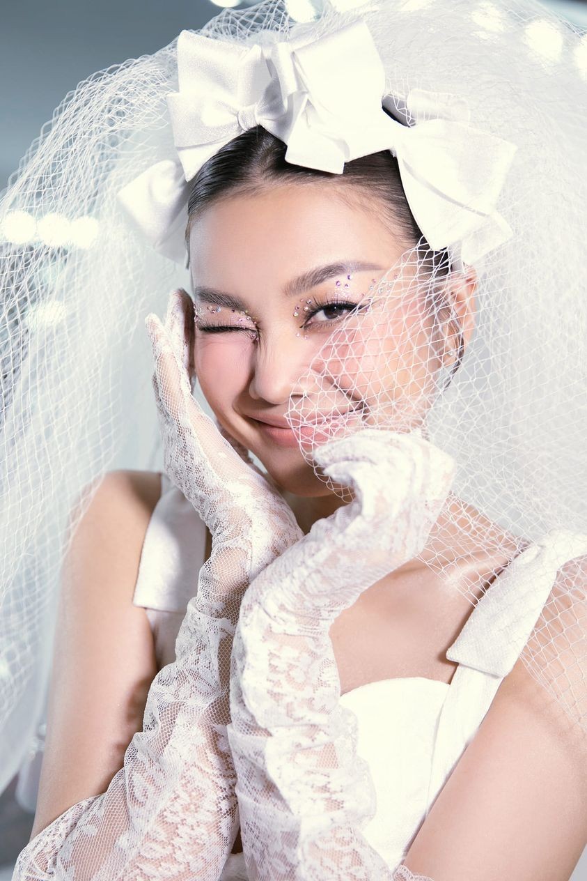 Thanh Hằng mặc áo cưới