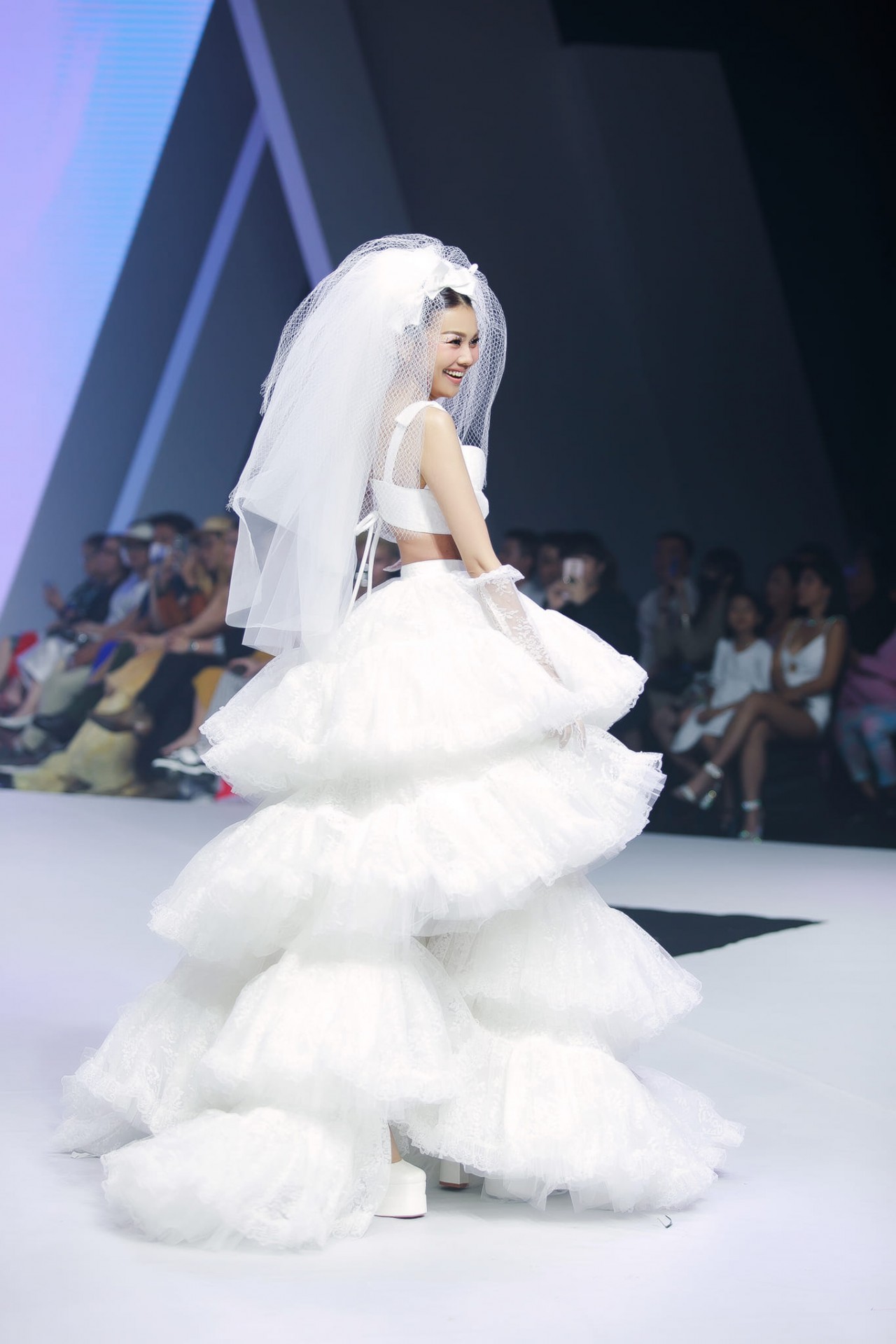 Thanh Hằng mặc áo cưới