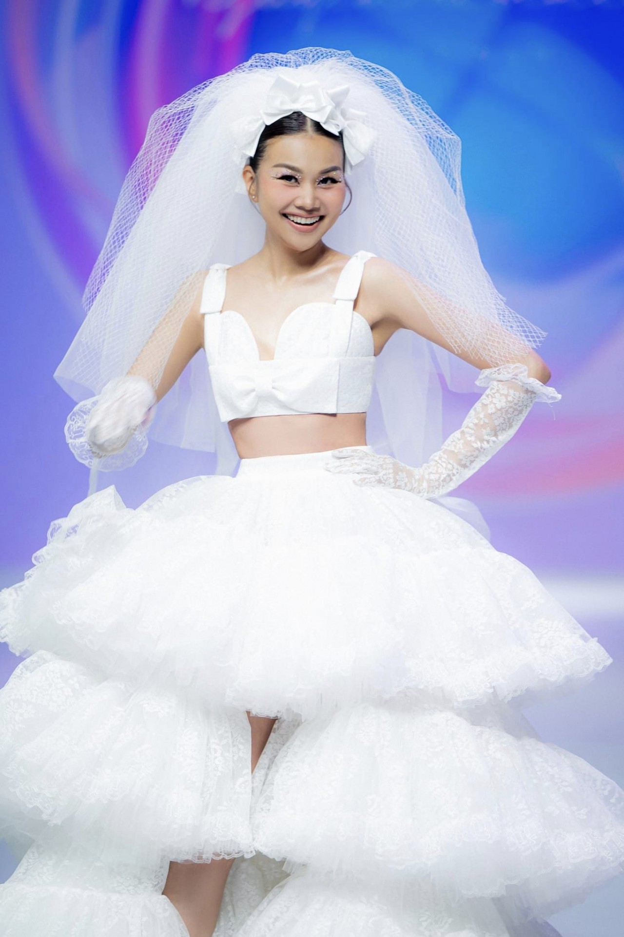 Thanh Hằng mặc áo cưới