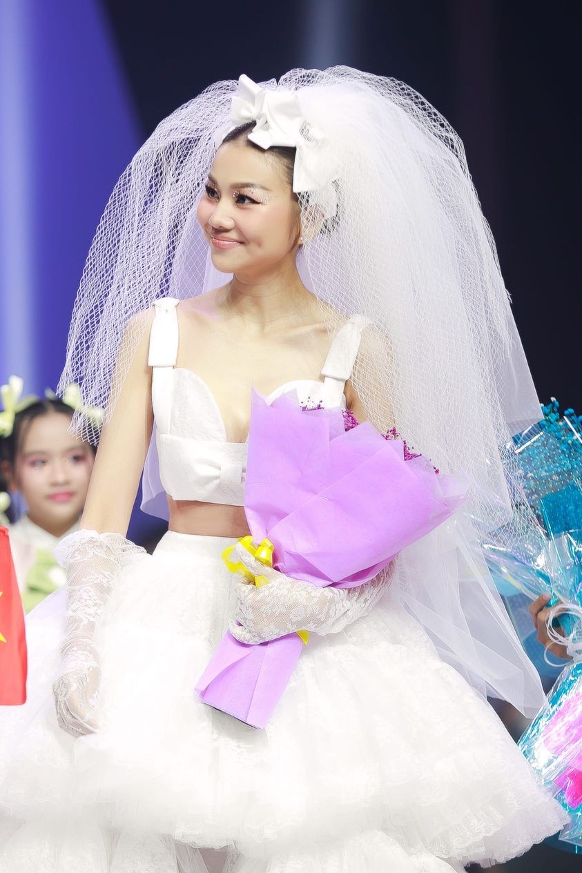 Thanh Hằng mặc áo cưới