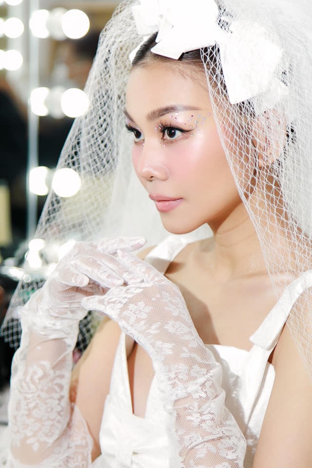 Thanh Hằng mặc áo cưới