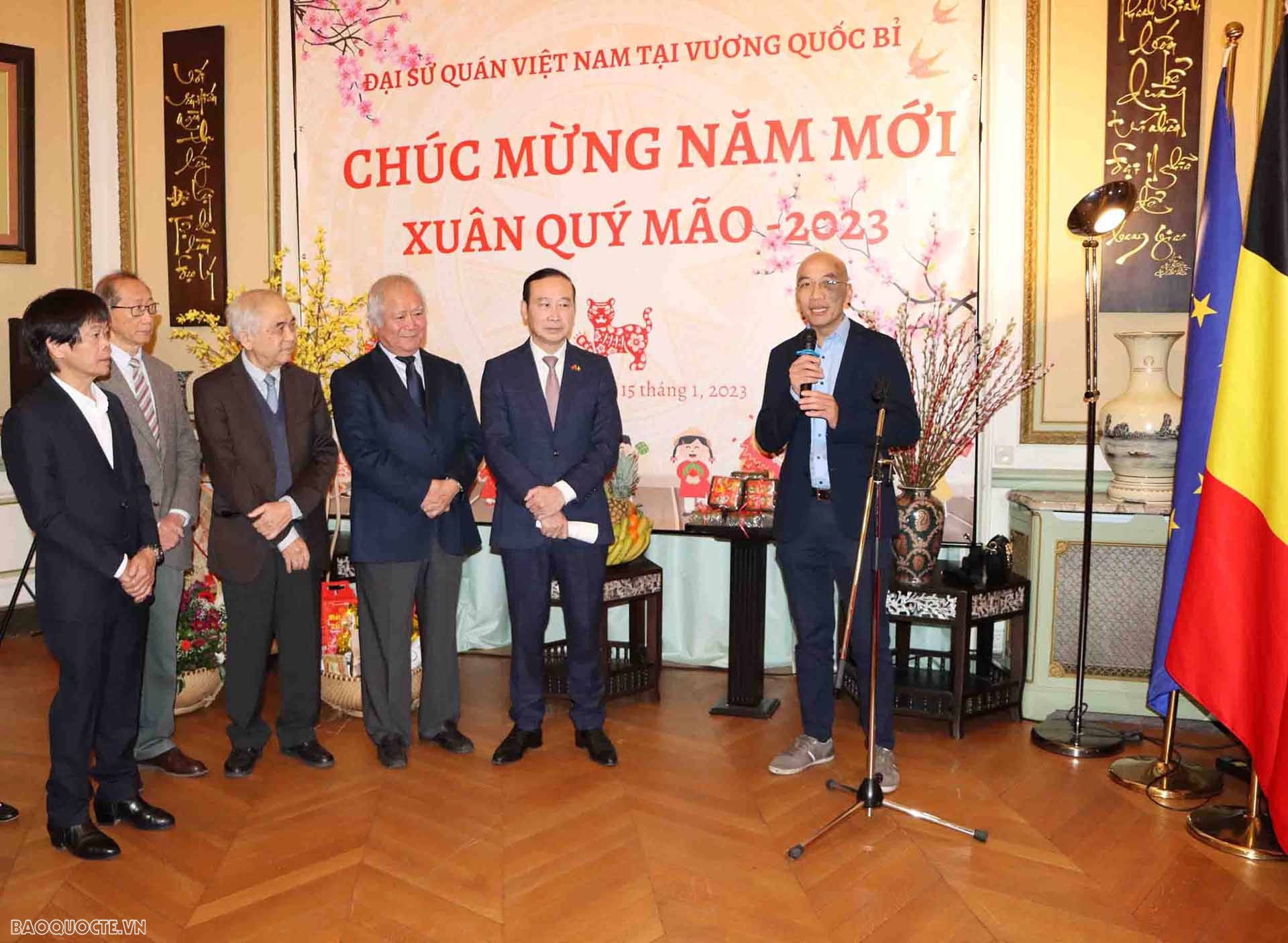 Đại diện cho Cộng đồng người Việt tại Bỉ và Luxembourg phát biểu.