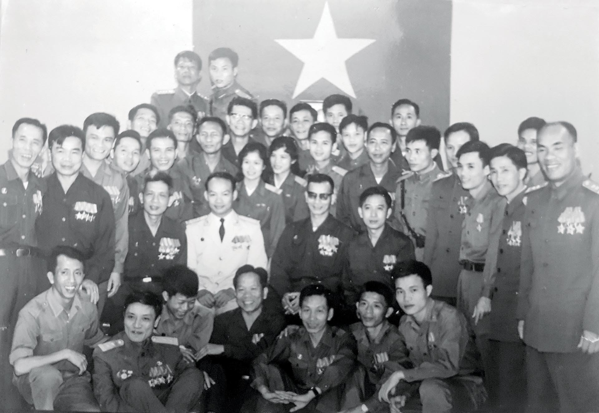 Các thành viên trong Ban Liên hợp quân sự 2 bên và Tổ Liên hợp quân sự 4 bên tại Trại Davis.